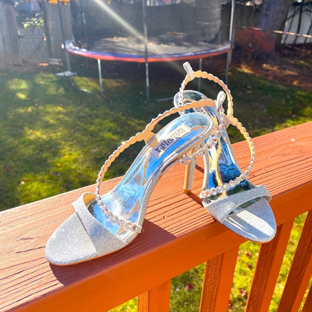 Badgley Mischka wedding/dress shoes in silver sz 5.5